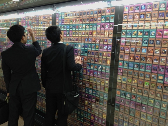 Karşınızda Yu-Gi-Oh! Kartları İle Kaplı Tren İstasyonu