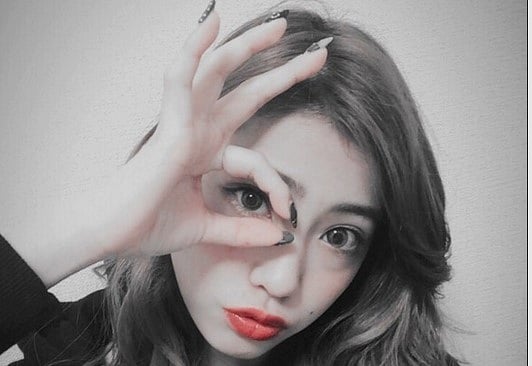 Twitter’da Yeni Trend: Liseli Kız Öğrencilerin Restoran Pozları