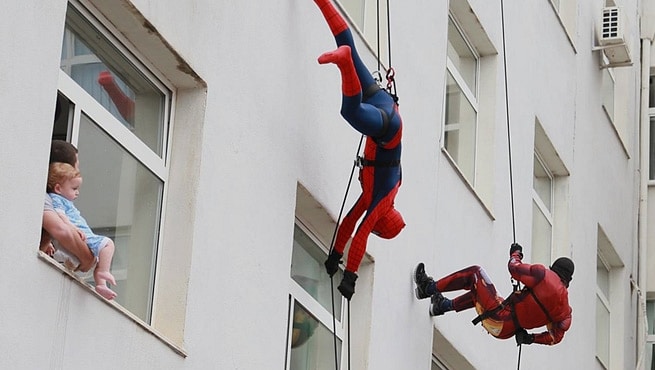 Arnavutluk Polisi Hasta Çocuklar İçin Süper Kahraman Kostümleri Giydi