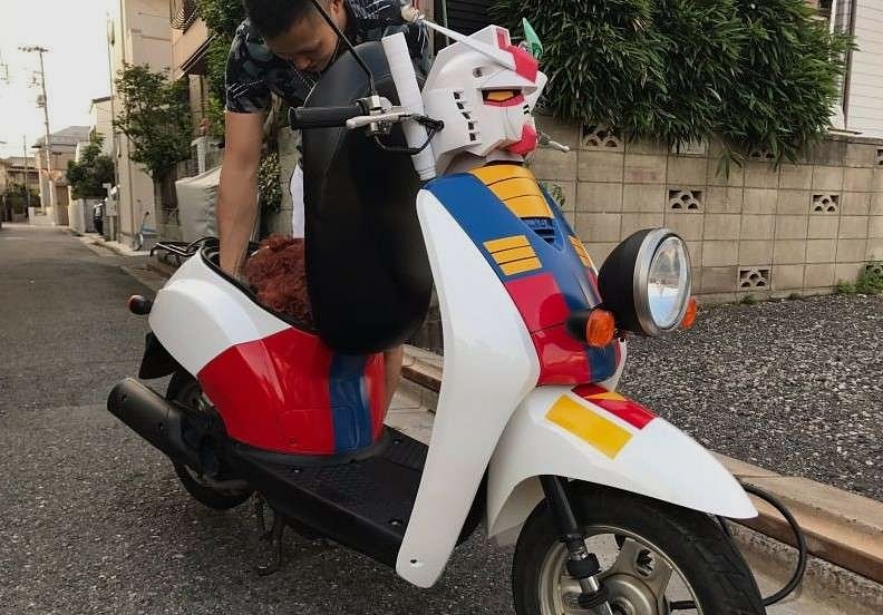 Japon Gundam Meraklısı, Gundam Temalı Mobilet İle Oldukça Kâra Geçti