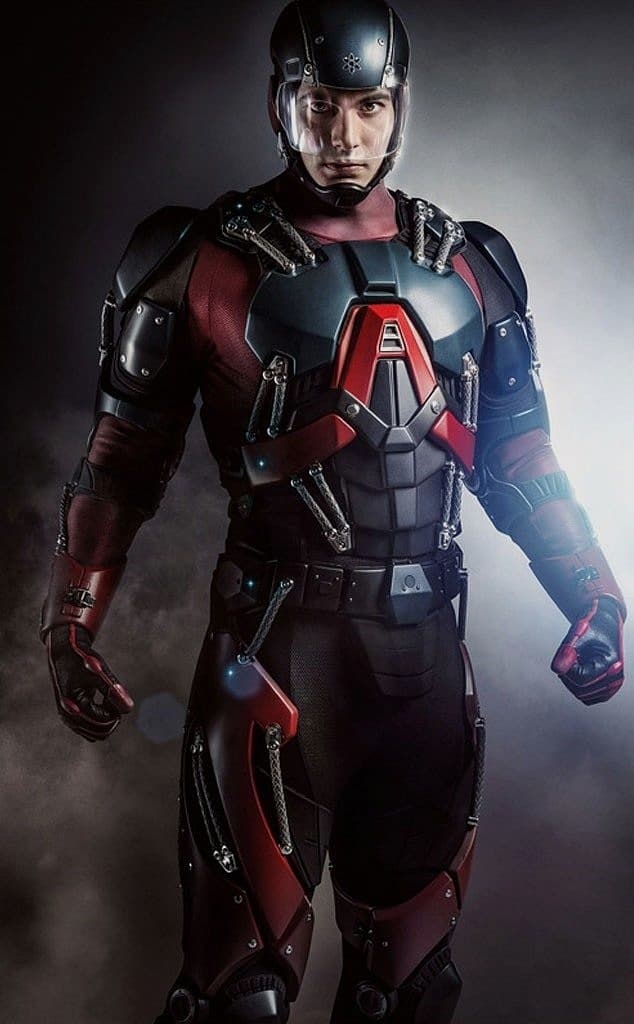 The Legends of Tomorrow versiyonunda Atom kostümünü armor man zırhı kadar teknolojik detaylarla süslü halde görüyoruz.