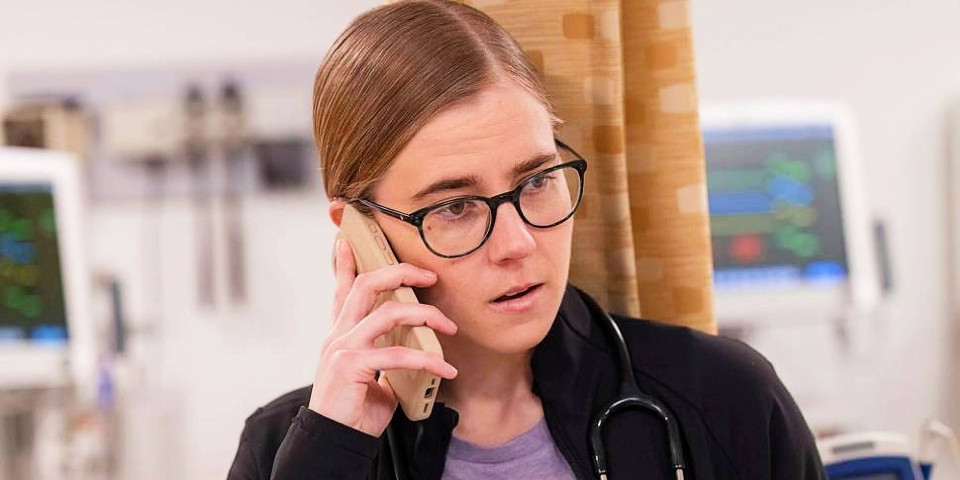 Dahice Bir Medikal Drama: 2. Sezonuyla İzlenme Rekorları Kırıyor! 7 dr mel king talking on the phone in the pitt season 1