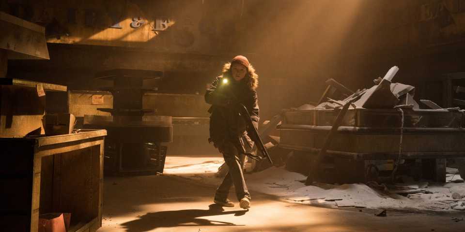 The Last of Us 3. Sezon İçin Bella Ramsey'den Heyecan Verici Haber! 3 ellie wanders through an abandoned building with a gun in the last of us season 2 fz