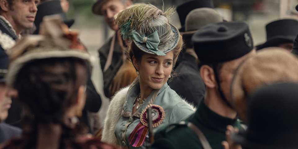 lady olivia in a crowd in house of guinness season 1