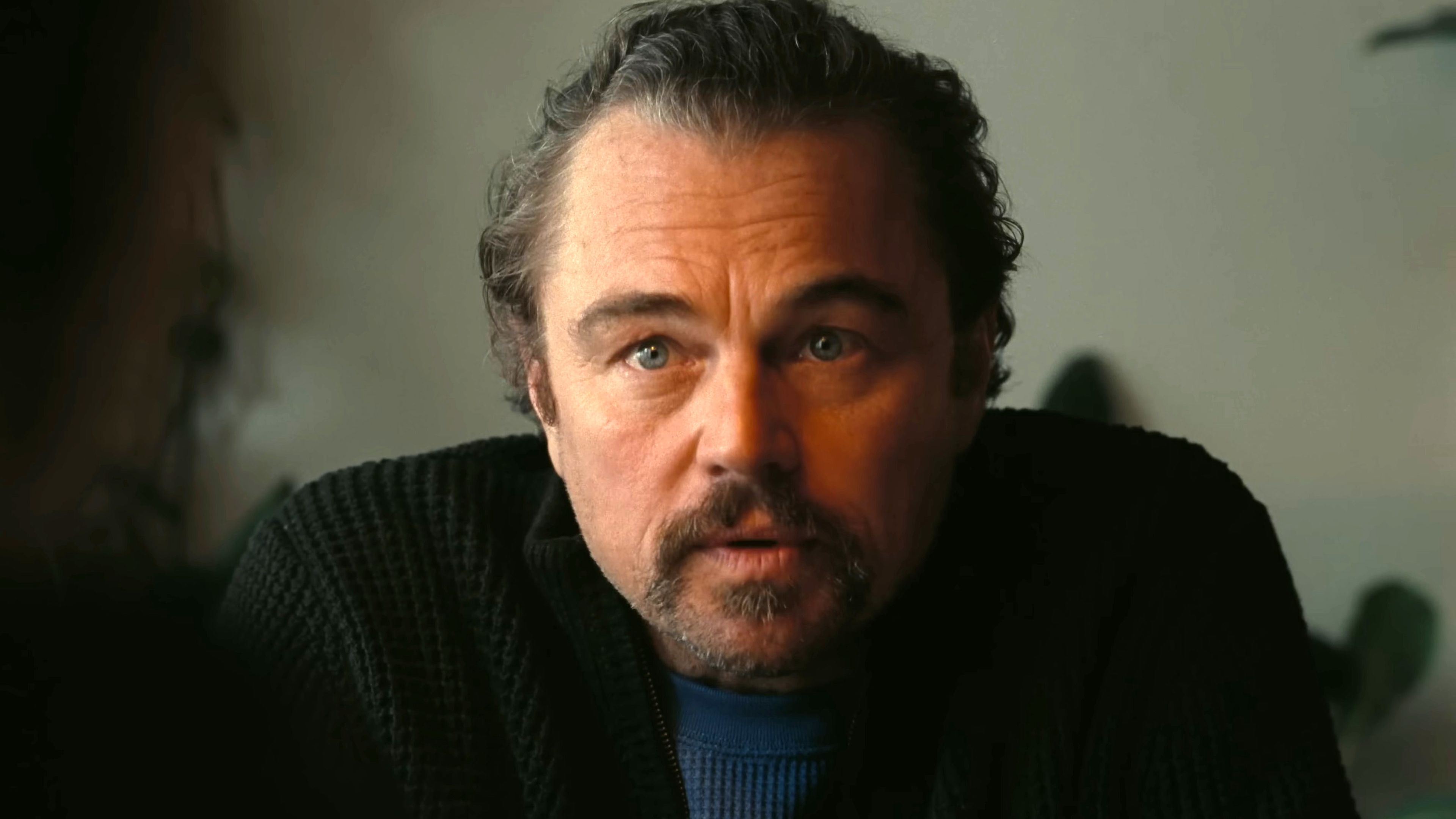 leonardo dicaprio s bob looking seriously while talking to someone in one battle after another fz