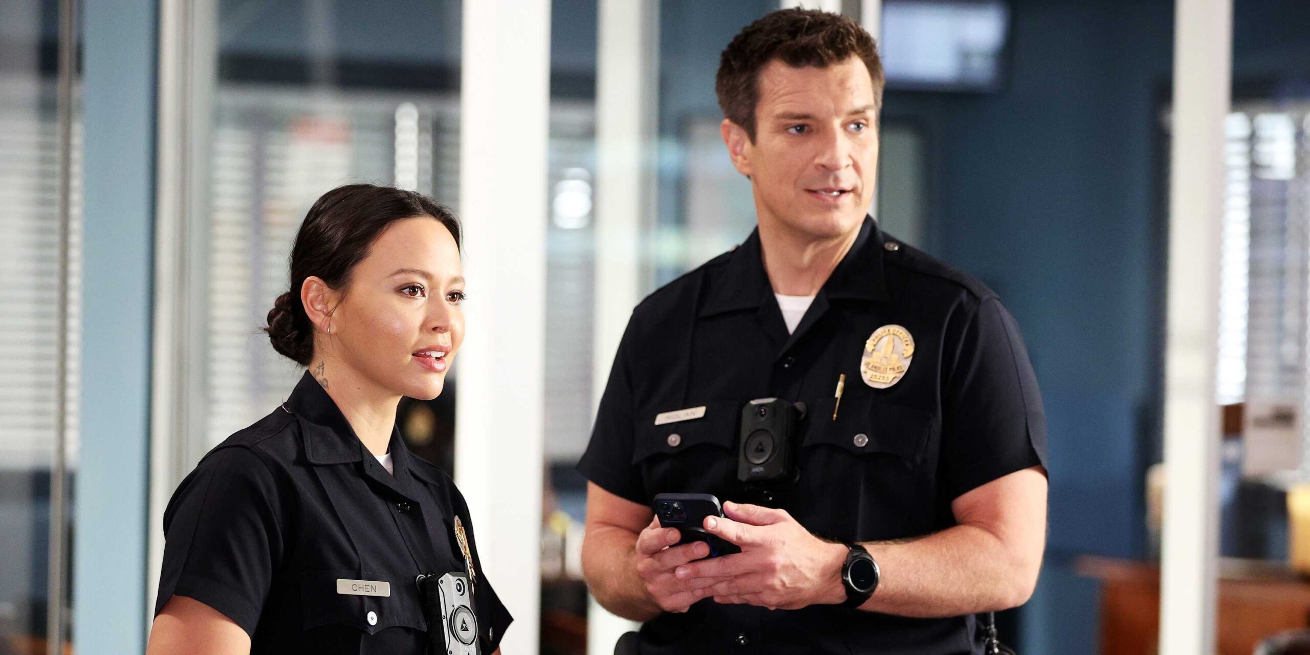 Sadece 1 Günde Tarih Yazdı! ABC'nin Polisiye Dizisi Zirveye Yerleşti! 4 melissa o neil as lucy chen and nathan fillion as john nolan in the rookie season 4 2 scaled