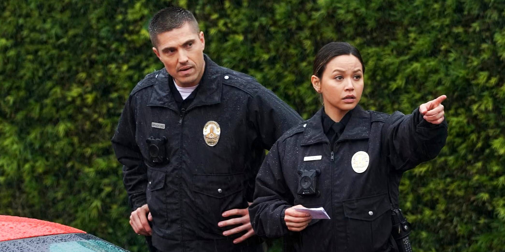Sadece 1 Günde Tarih Yazdı! ABC'nin Polisiye Dizisi Zirveye Yerleşti! 7 melissa o neil as lucy chen pointing at something with eric winter as tim bradford by her side in the rookie season 1 episode greenlight 2
