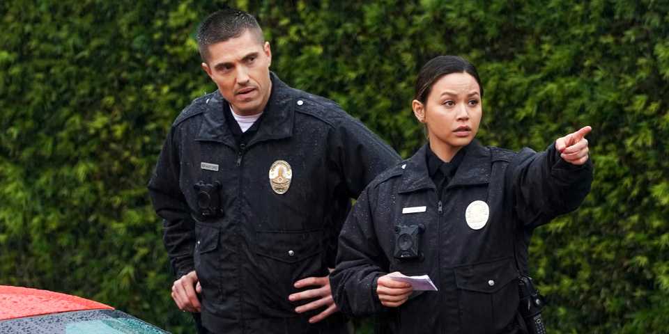 The Rookie 8. Sezonda Yeni Aşk mı Doğuyor? Yapımcıdan Çarpıcı Yanıt! 7 melissa o neil as lucy chen pointing at something with eric winter as tim bradford by her side in the rookie season 1 episode greenlight