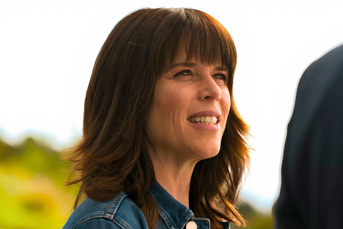 neve campbell as maggie speaking to mickey in the lincoln lawyer season 3 episode 6 3 1