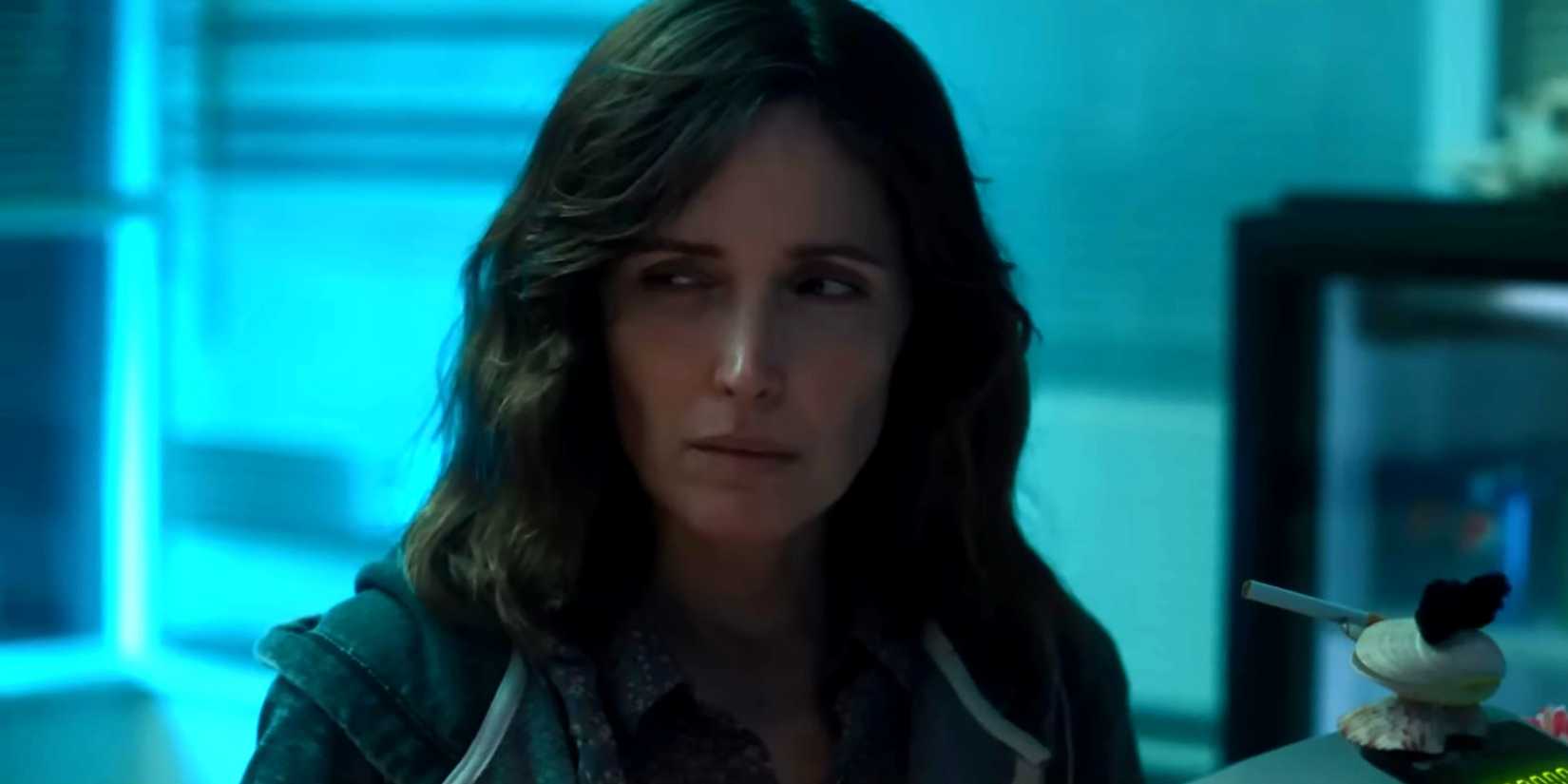 rose byrne s linda looking suspiciously while standing in the motel lobby in if i had legs i d kick you