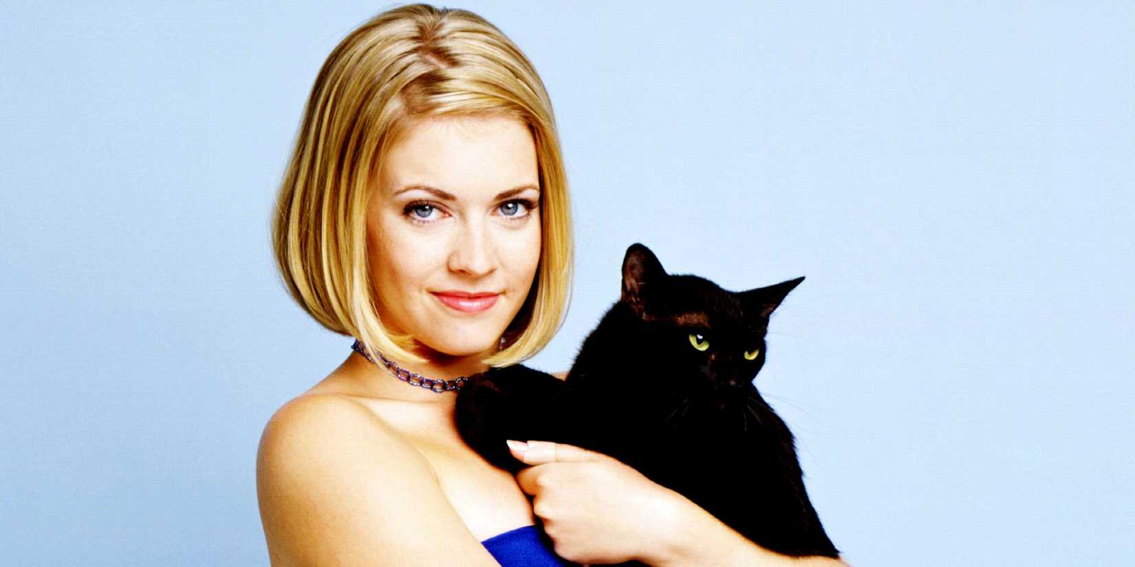 sabrina the teenage witch sabrina holding salem