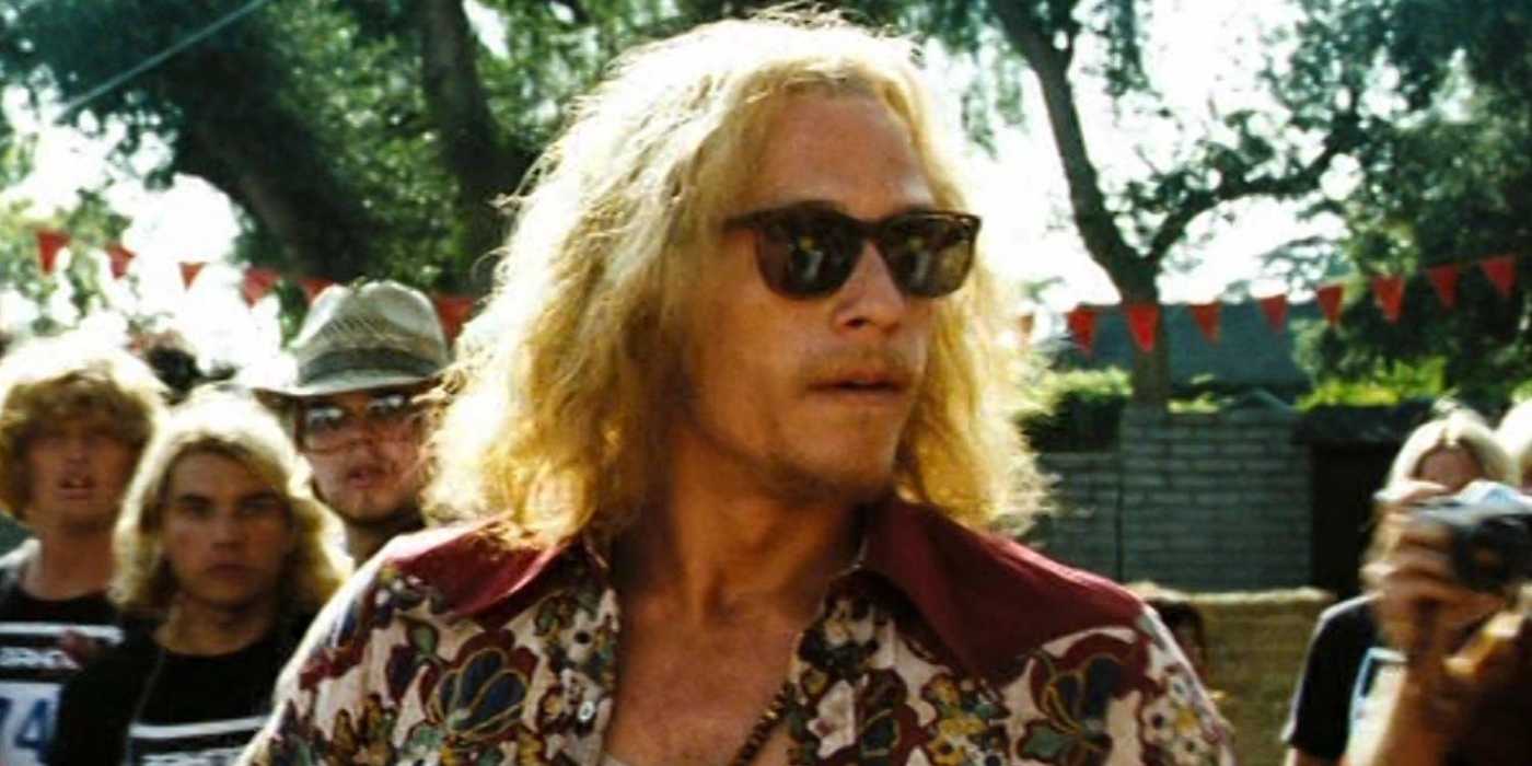 skip heath ledger standing outside in lords of dogtown 1