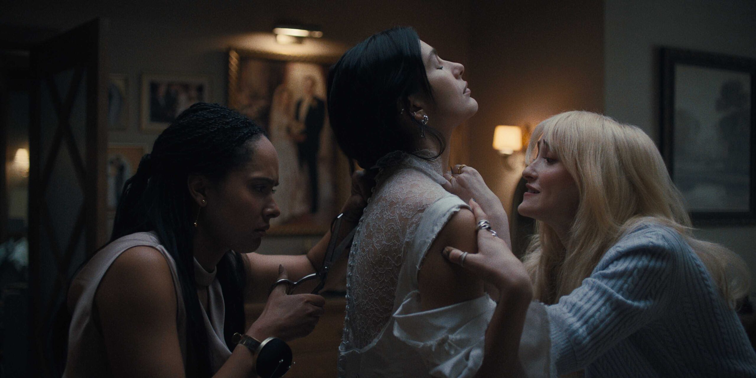 Duffer Kardeşler’in Yeni Korku Dizisinden İlk Görseller Paylaşıldı 7 something very bad is going to happen n s1 e2 00 17 05 11r scaled 1