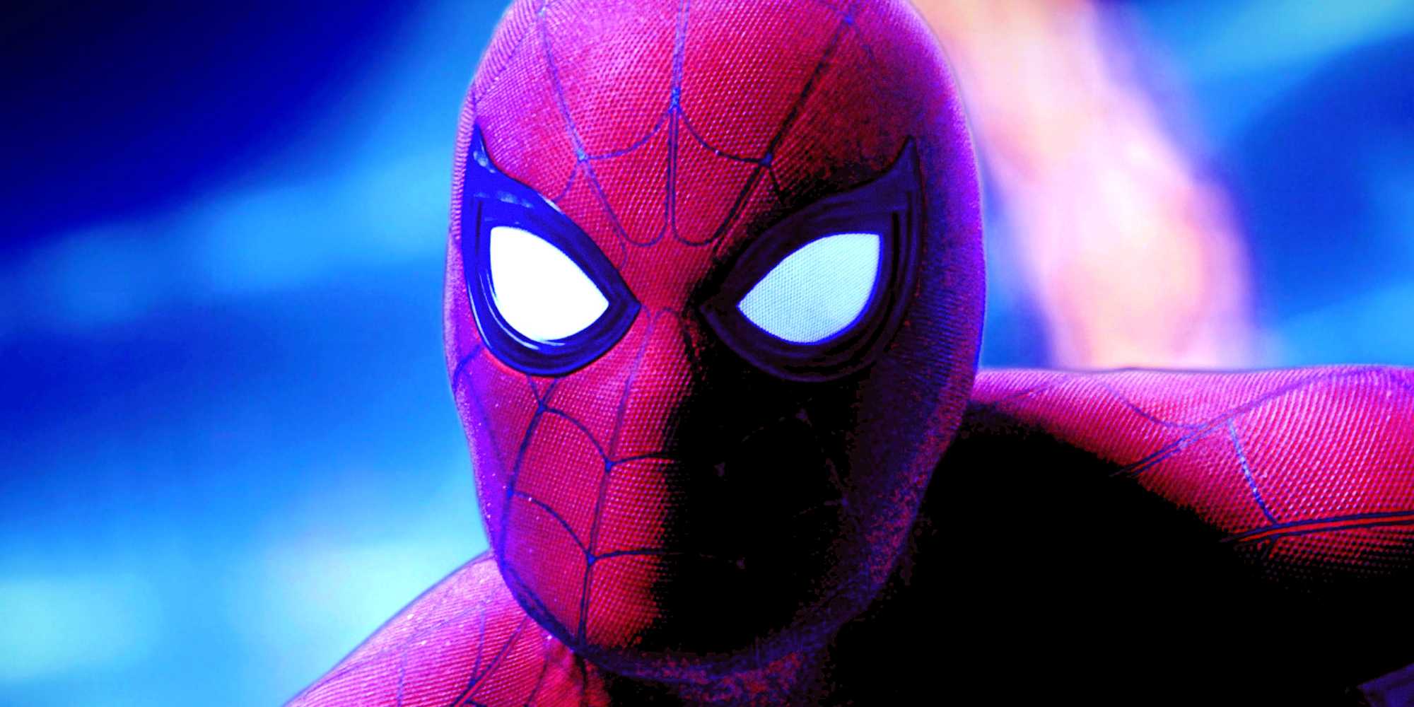 Spider-Man’in Yeni MCU Kapışmasından İlk Görseller Paylaşıldı 3 tom holland s spider man looks at the camera in front of a bright blue background in spider man no way home 1