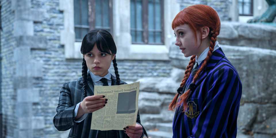 Wednesday 3. Sezon İçin Üzücü Gelişme: Netflix'ten Beklenmedik Haber! 13 wednesday addams and agnes looking at an article in wednesday season 2