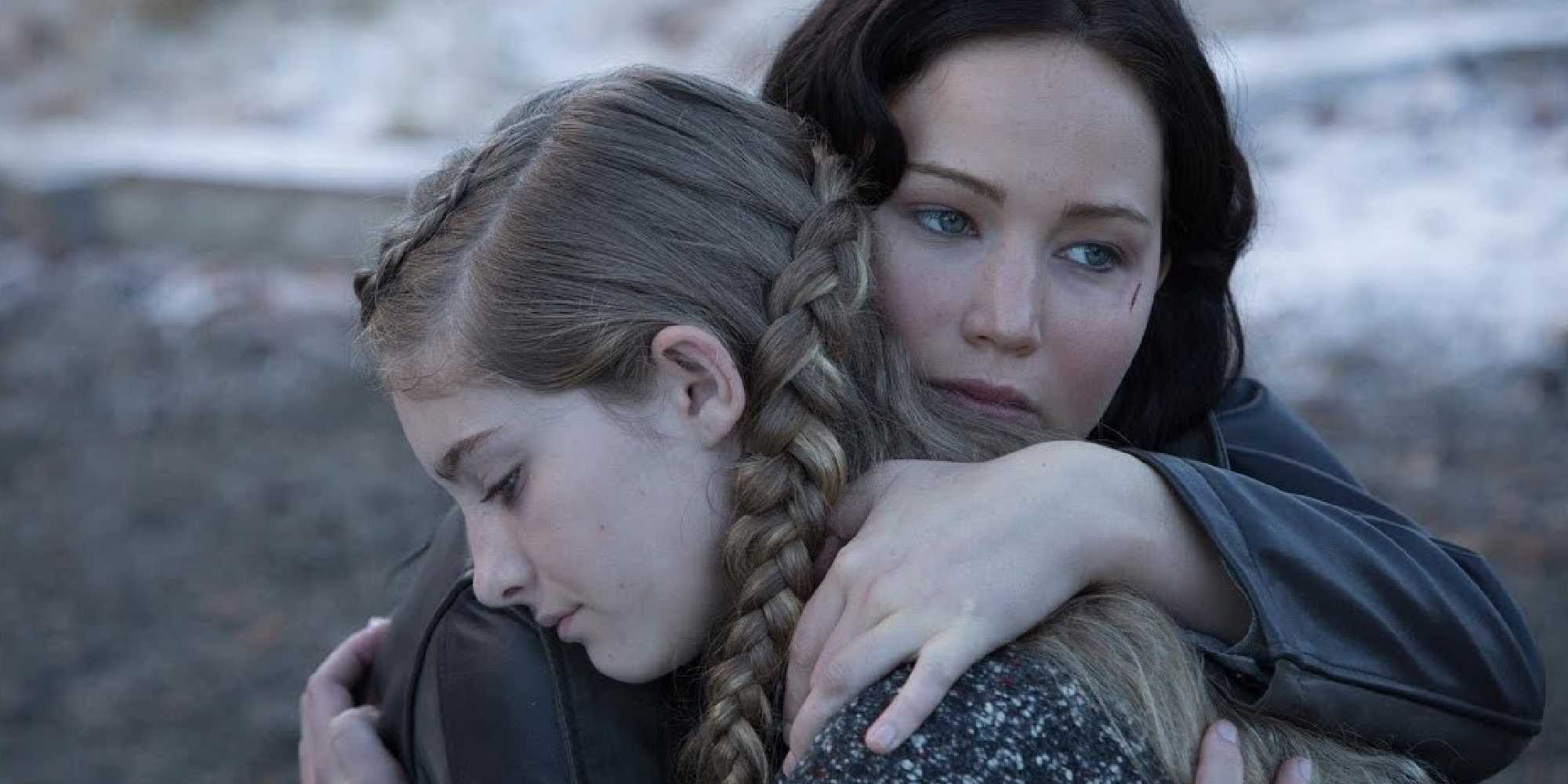 willow shields and jennifer lawrence in hunger games 1